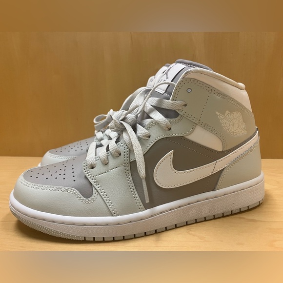 2025
Wmns Air Jordan 1 Mid 'Photon Dust Atmosphere Grey' - Picture 1 of 7